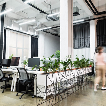 Ungewöhnlich. Lichtdurchflutet. Einzigartig. 800 m² Bürofläche mit Glasfassade