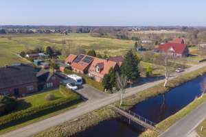 Großes Anwesen mit zwei Wohneinheiten in idyllischer, ruhiger Kanallage in Wiesmoor – Die vollständige Adresse der Immobilie erhältst du vom Anbieter., 26639 Wiesmoor – Vorschaubild 1