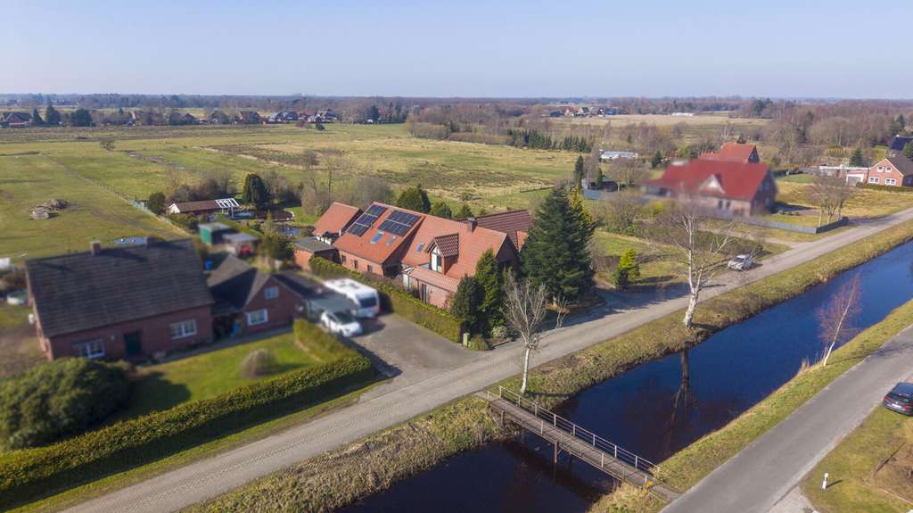 Immobilie in Wiesmoor - Großes Anwesen mit zwei Wohneinheiten in idyllischer, ruhiger Kanallage in Wiesmoor - Bild 0