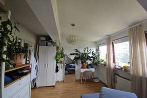 Helle, schön geschnittene Dachgeschosswohnung mit Balkon mit Aussicht ins Gr – Volmerswerther Straße 222, 40221 Bilk, Düsseldorf – Vorschaubild 6