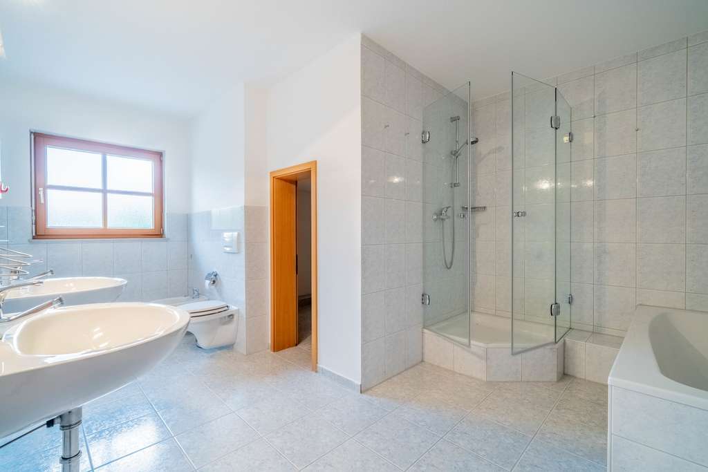 Immobilie in Denklingen - Eigenbezug oder Vermietung: Geräumiges und energieeffizientes Wohnen auf zwei Ebenen in Denklingen - Bild 3