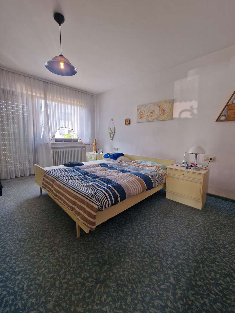 Immobilie in Ichenhausen - Freistehendes Einfamilienhaus mit großem Grundstück, Balkon & Terrasse in  Ichenhausen - Bild 4