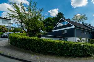 Von privat: Einfamilienhaus mit Einliegerwohnung, ausgebautem Dachgeschoss & Doppelgarage