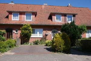 Kernsaniertes Reihenmittelhaus in Heide, 3 Zimmer, voll unterkellert,  großer Garten – Johann-Hinrich-Fehrs-Straße 24, 25746 Heide – Vorschaubild 1