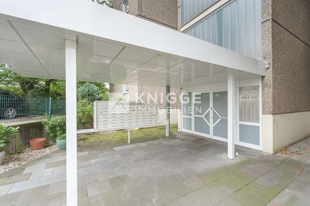 Immobilie in Bergisch Gladbach - +++ 3540 - Großzügige 4-Zimmer-Wohnung in beliebter Lage mit Weitblick und TG-Stellplatz +++ - Bild 1