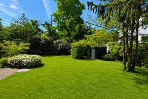 Luxuriöse 4-Zimmerwohnung in villenähnlicher Wohnlage mit großem umlaufenden Garten in Nymphenburg