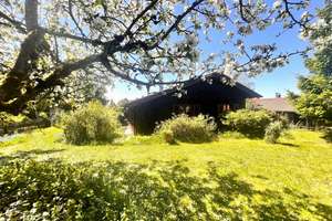 Idyllisches Refugium mit Alpen-Charme: Kleines Einfamilienhaus auf traumhaftem Gartengrundstück – Die vollständige Adresse der Immobilie erhältst du vom Anbieter., 88364 Wolfegg – Vorschaubild 1