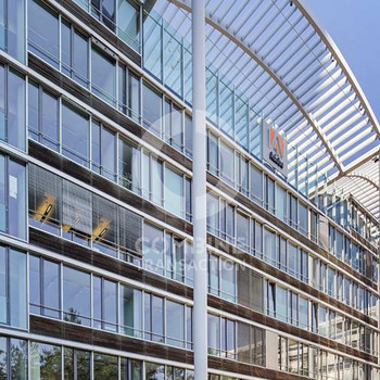 Campusgebäude mit Dachterrasse. combine Transaction