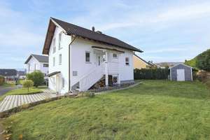 Ein Zuhause mit Herz & Möglichkeiten – Charmantes Einfamilienhaus mit Einliegerwohnung in Sinn – Die vollständige Adresse der Immobilie erhältst du vom Anbieter., 35764 Sinn – Vorschaubild 1