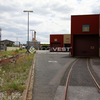 Halle mit Krananlagen direkt an der A1!