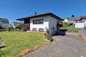 Gepflegtes Einfamilienhaus im Bungalowstil mit schönem Grundstück in Langenbach! – Die vollständige Adresse der Immobilie erhältst du vom Anbieter., 56470 Bad Marienberg (Westerwald) – Vorschaubild 2