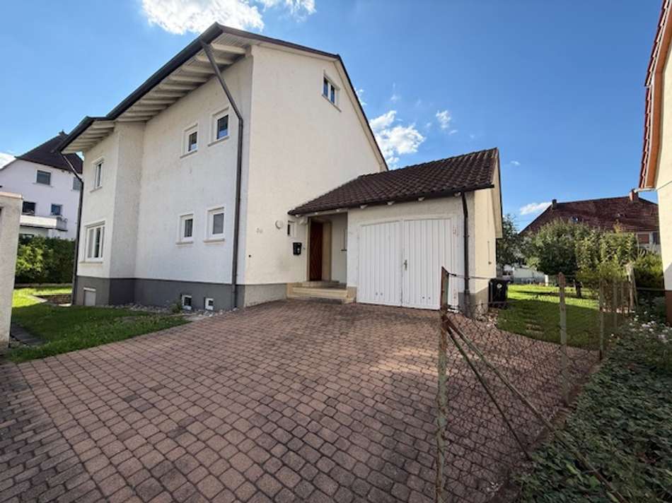 Hausvorderansicht mit Garage