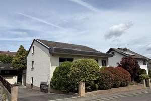 Großzügiges Ein-/Zweifamilienhaus mit großem Garten und 2 Garagen – ohne Provision – Die vollständige Adresse der Immobilie erhältst du vom Anbieter., 55270 Jugenheim in Rheinhessen – Vorschaubild 1