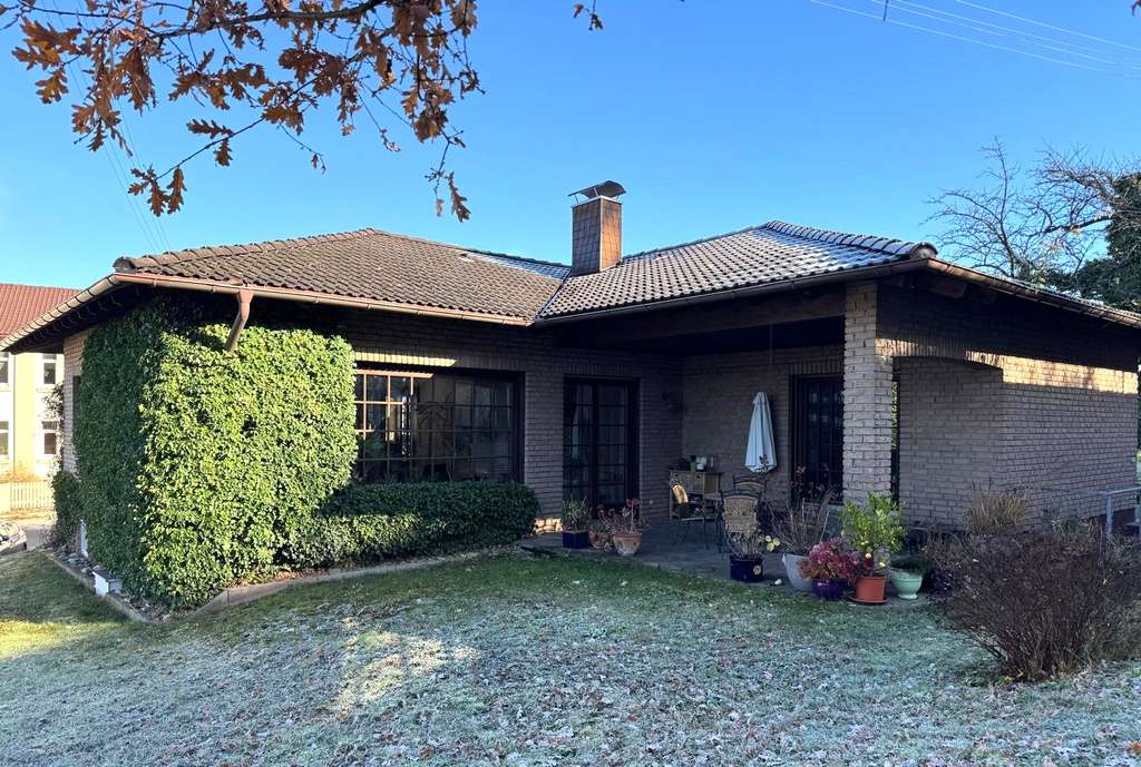 Immobilie in Sternenfels - Sternenfels: Sehr schöner Walmdachbungalow mit Klinkerfassade und herrlichem Freisitz - Bild 1