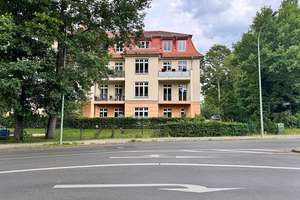 Bezugsfreie 3-Zi-Neubau-Wohnung mit EBK, Fußbodenheizung, Balkon & eigenem Stellplatz vor dem Haus