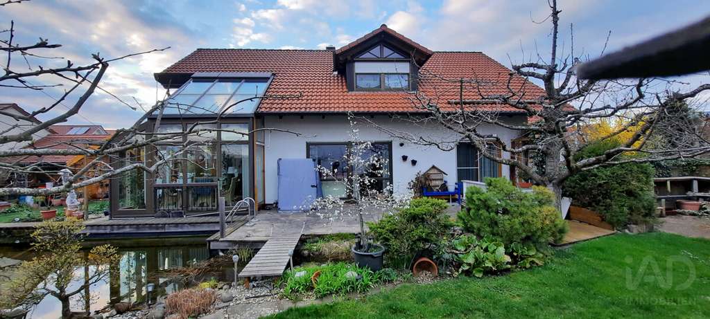 Immobilie in Hüttlingen - Exklusives Wohnjuwel mit Wintergarten, Wellness & Traumgarten in Hüttlingen - Bild 0