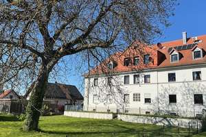Helle Maisonette mit Dachspitze und Stellplätzen