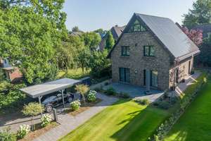 Exklusives Designerhaus am Naturschutzgebiet in Poppenbüttel – energieeffizient und bezugsbereit