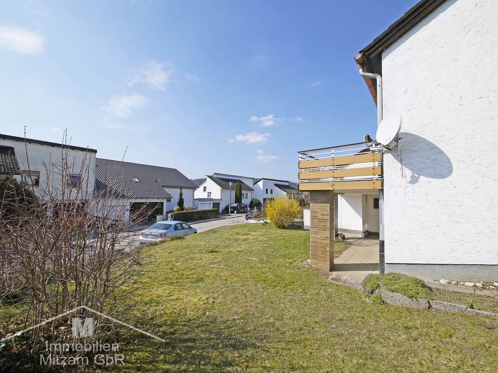 Immobilie in Greding - Einfamilienhaus mit besonderer Architektur und hohem Modernisierungpotenzial in sonniger Lage - Bild 4