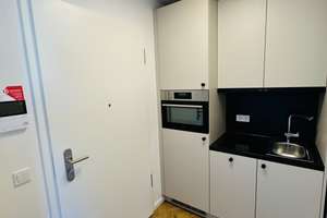 Modernes möbliertes Studio direkt in Adlershof mit EBK, Balkon und Abstellkammer!! – Otto-Franke-Straße 45, 12489 Adlershof, Berlin – Vorschaubild 3