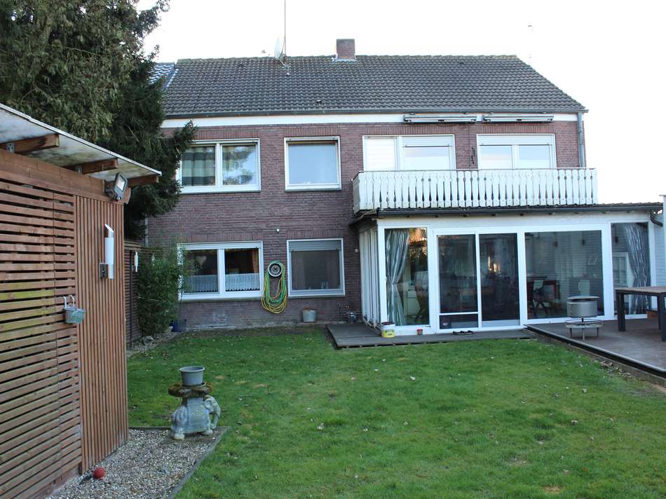 Blick vom Garten auf das Haus