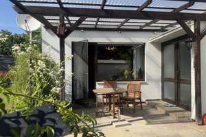 RESERVIERT!Charmanter Bungalow mit Garten in ruhiger Lage von Berlin-Rudow – Die vollständige Adresse der Immobilie erhältst du vom Anbieter., 12353 Gropiusstadt, Berlin – Vorschaubild 2