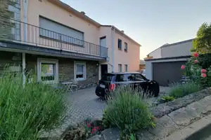 Großzügiges Einfamilienhaus mit ggf. zusätzlichem Baugrundstück, frisch renoviert, sofort verfügbar – Schartstr. 3, 52224 Aachen (Kreis) – Vorschaubild 1