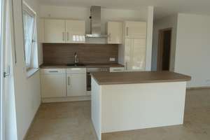 Traumhafte, neuwertige  3-Zi–Wohnung mit Balkon und Einbauküche in Ingolstadt-Gerolfing  – Bussardstrasse 6, 85049 West, Ingolstadt – Vorschaubild 1
