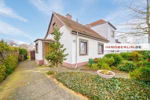 IMMOBERLIN.DE - Charmantes Haus mit Südterrasse, Sonnengarten & Nebengebäuden in sehr familiärer Lag – Berlin – Vorschaubild 1