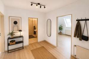 Gut geschnittene und bezugsfreie 2-Zimmer-Dachgeschossswohnung mit Balkon in Oldenburg/Eversten – Die vollständige Adresse der Immobilie erhältst du vom Anbieter., 26131 Eversten, Oldenburg (Oldenburg) – Vorschaubild 2