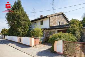 Renovierungsbedürftige DHH mit 2 Wohneinheiten und sonnigem Südgarten in ruhiger Lage