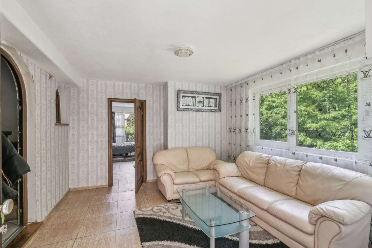 Immobilie in Weilrod - Vielseitiges Zweifamilienhaus mit Ausblick und Garten - Bild 5