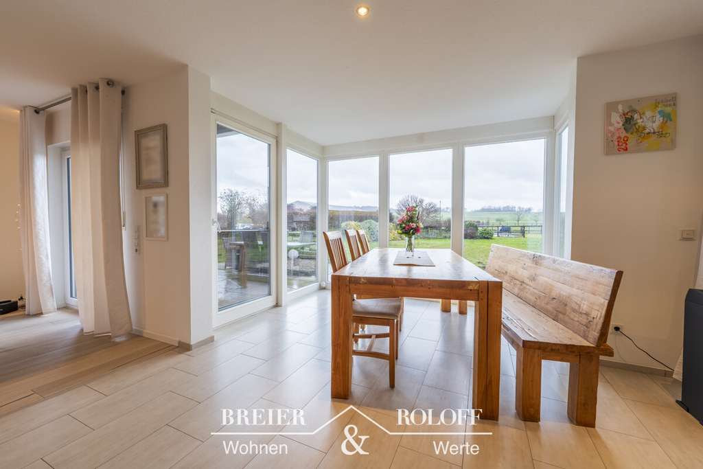 Immobilie in Apelern - Einziehen. Ankommen. Genießen. – Traumhaus mit Wellnessgarten und Weitblick in Lyhren - Bild 2