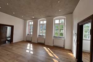 Aufwendig sanierte Wohnung in denkmalgeschütztem Haus
