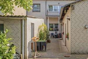 Charmantes Ein- oder Zweifamilienhaus mit 6 Zimmern und 2 Garagen in Düsseldorf-Urdenbach