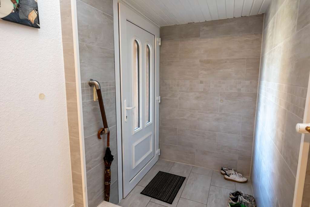 Immobilie in Delmenhorst - *** ERDGESCHOSS WOHNUNG mit GARAGE und TERRASSE mit MARKISE - TEILMODERNISIERT *** - Bild 2