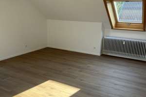 Großzügige 4-Zimmer-DG-Wohnung (110 m²) mit Garage und Einbauküche – Rosenrotweg 19, 70567 Möhringen-Süd, Stuttgart – Vorschaubild 2