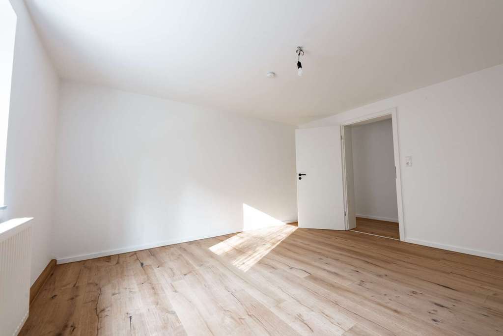 Immobilie in Miesbach - Sofort einziehen oder solide vermieten - frisch kernsanierte Wohnung direkt am Bach in Miesbach - Bild 4