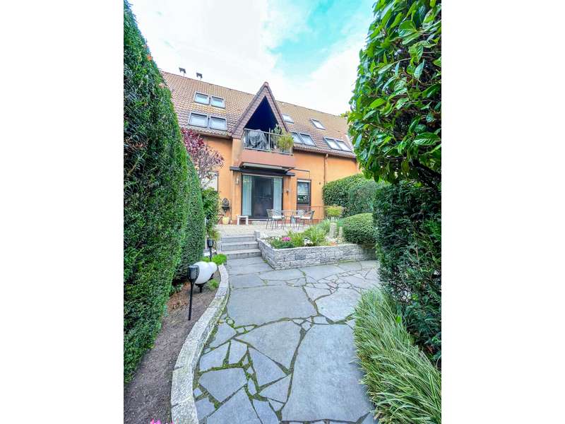 Traumhafte Maisonette-Wohnung mit Hauscharakter: Ein Zuhause mit Garten und Gemeinschaftsspielplatz