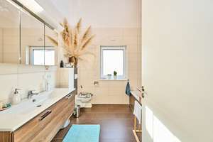 Moderne Doppelhaushälfte mit zwei Terrassen und Garten in ruhiger Wohnlage. – Die vollständige Adresse der Immobilie erhältst du vom Anbieter., 94315 Alburg, Straubing – Vorschaubild 14