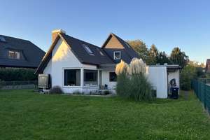 Einfamilienhaus mit Anbau auf sonnigem Grundstück