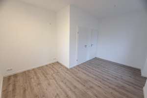 Frisch sanierte 2-Raum-Wohnung mit Einbauküche, Bad mit Wanne,  & Carport-Stellplatz – Die vollständige Adresse der Immobilie erhältst du vom Anbieter., 6246 Bad Lauchstädt – Vorschaubild 7