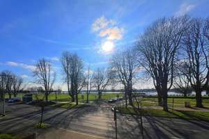 Große Wohnung mit Rheinblick!