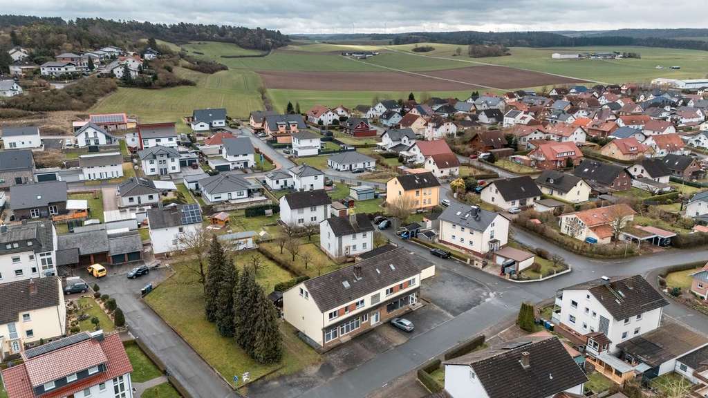 Immobilie in Volkmarsen - Großzügiges Familienhaus mit Terrasse, Balkon und zwei Garagen - Bild 0
