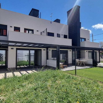 NEUBAU-REIHENHAUS. BESTICHT DURCH LAGE, PREMIUM-QUALITÄTEN UND NACHHALTIGKEIT