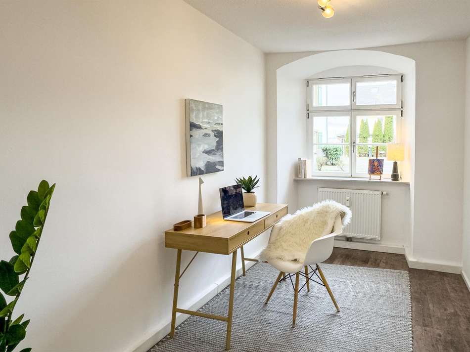 Helles Arbeitszimmer