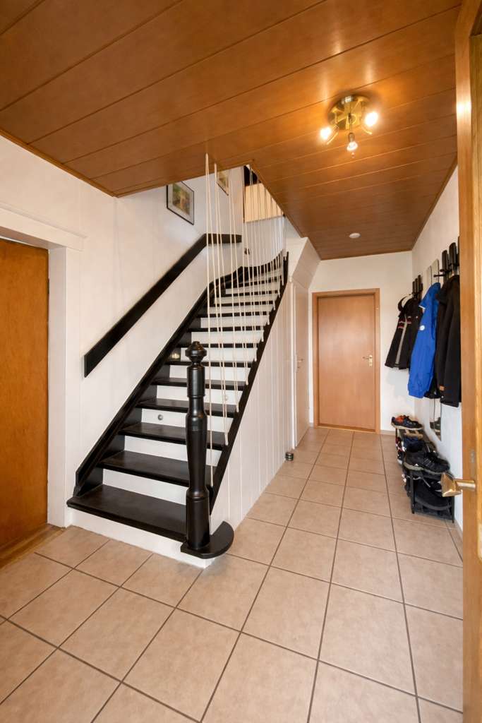 Immobilie in Waldeck - Großzügiges Zweifamilienhaus nahe Edersee mit großem Garten und Ausbaupotenzial - Bild 3