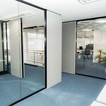 Büro mit Glaswänden und großer Terrasse sucht neuen Mieter!