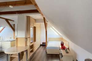 Pauschalmiete! möblierte 1-Zimmer-Dachgeschoss-Wohnung mit Duschbad, Einbauküche, PKW-Stellplatz