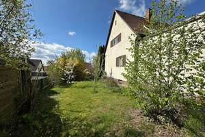 Herrliches, eingewachsenes Grundstück in Top-Lage: Sanierungsbedürftiges Haus oder Neubau
